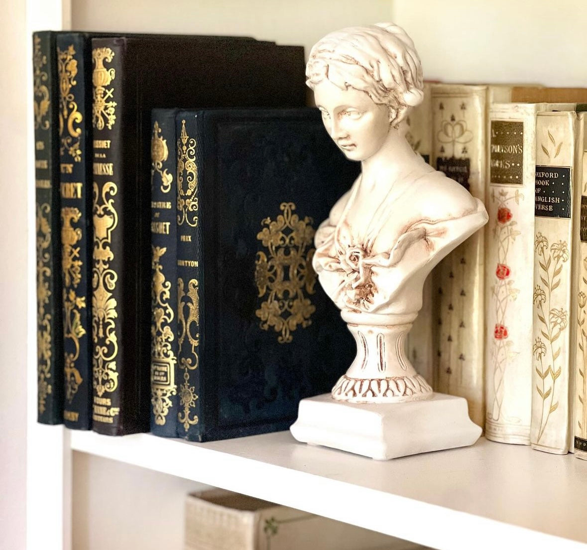 Easy ways to decorate with antique and vintage books– Alison Rose Vintage, image size:1179x1104